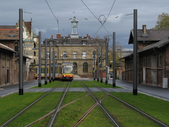 Nová tramvajová tra� pro linku 6 vede také starou prùmyslovou zástavbou, s níž kontrastuje zatravnìné tìleso. Nová tra� ústí na køižovatce Tullastrasse, kde se též nachází tramvajová vozovna.