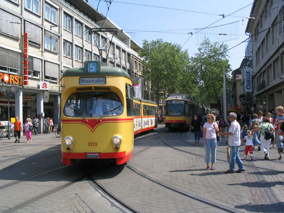 Na lince 5 jezdí pouze staré tramvaje. Díky výluce se podívají i na centrální pìší zónu i na námìstí Marktplatz.