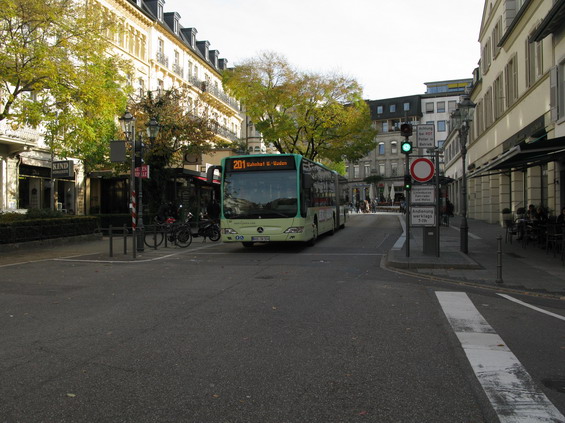 Do centra lázeòského mìsteèka Baden-Baden se nebojí pouštìt autobusy, a to pøímo na pìší zónu.