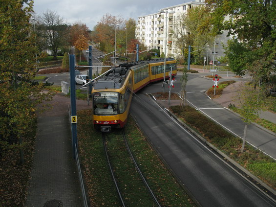 Architektonicky zdaøilé øešení mìstského prostoru uprostøed mìsteèka Wörth, kudy projíždí linka S5, která jede až do centra Karlsruhe.