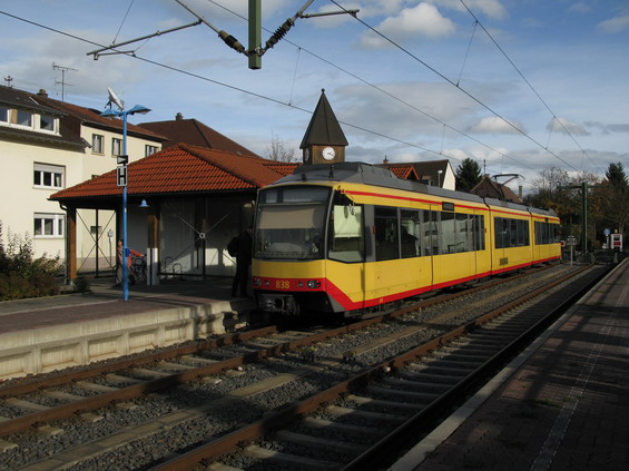 Koneèná stanice Odenheim pro linku S31. Vlakotramvaj zajíždí až do centra obce - ukázkový pøíklad jak využít starou nákladní tra� pro zachování mobility na venkovì.