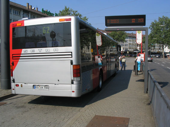 Další typ mìstského autobusu - Setra - v pøestupní zastávce Entenfang.