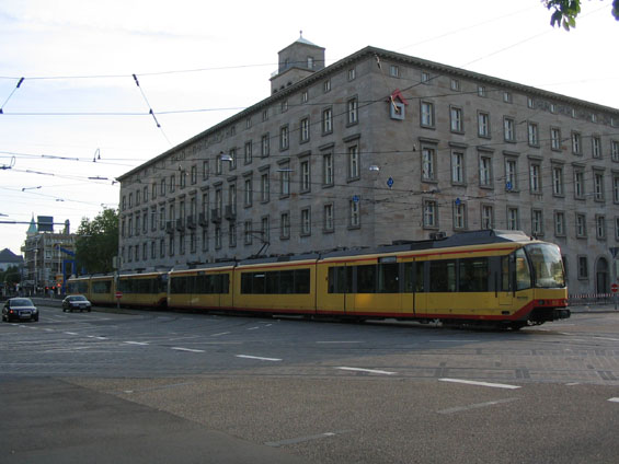 Dvojitá souprava linky S4 projíždí mìstským centrem po tramvajových kolejích.