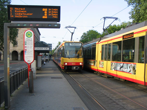 Digitální panely s aktuálním pøíjezdem spojù se nacházejí na vìtšinì tramvajových zastávek.