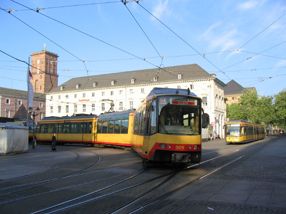 Nový typ vlakotramvaje na jedné z nejrušnìjších køižovatek v Karlsruhe - Marktplatz. Povšimnìte si cíleného naklápìní soupravy v obloucích.