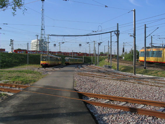 Propojení tramvajové sítì z železnicí u nádraží Albtalbahnhof. Tady se na železnièní koleje napojuje napø. linka S4 do Rastattu. V pozadí èervené vozy S-Bahnu Stuttgart.