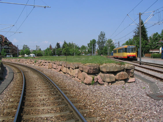 Obratištì linky S2 Rheinstetten. Na této lince mohou jezdit i obyèejné mìstské tramvaje.