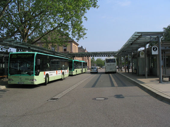 Autobusové nádraží u vlakotramvaje poblíž Baden-Badenu. Jedno ze dvou hlavních pøestupních míst v oblasti Baden-Baden.