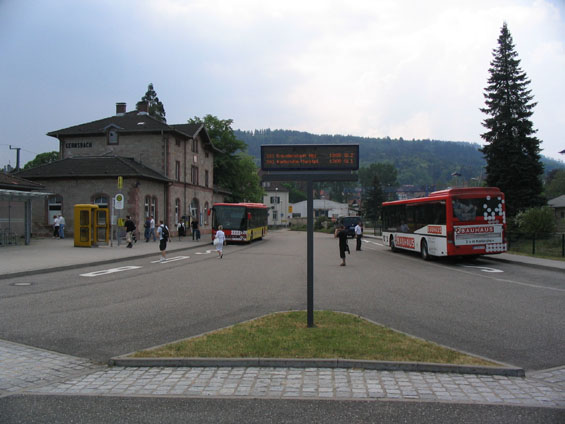Pøednádražní prostor v Gernsbachu. Tady navazují regionální autobusy na vlakotramvaje linek S31 a S41.