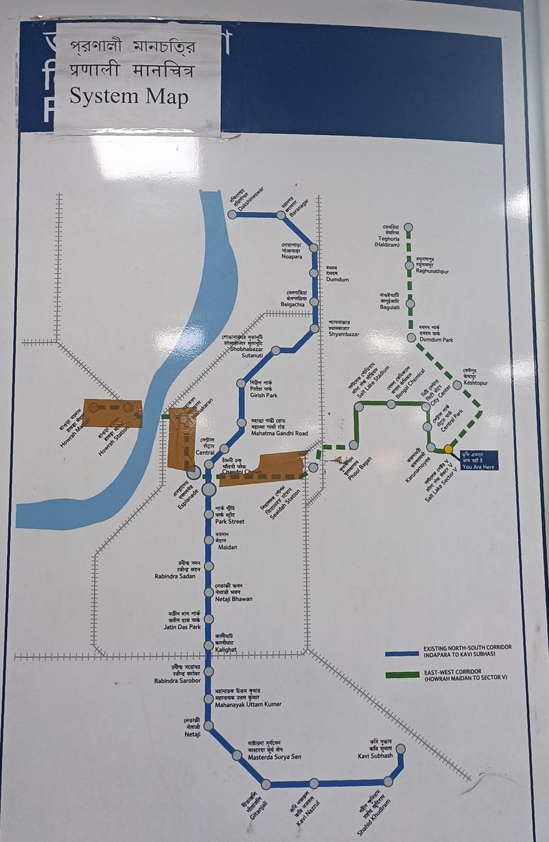 Mapa metra v Kalkatì, kde jsou již trochu s pøedstihem naznaèeny i rozestavìné úseky druhé zelené linky, a naopak zde není vyznaèena již èásteènì zprovoznìná tøetí linka. První modrá linka, èásteènì otevøená v roce 1984, je zatím jedinou plnohodnotnou linkou metra, která je díky tomu hlavnì v centru pøetížená. A její nejsevernìjší úsek, kam jezdí jen èást vlakù, byl otevøen teprve v roce 2021.