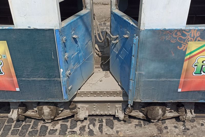 Detail kloubového spojení dvouèlánkové tramvaje. Oba èlánky jsou vzájemnì oddìlené, proto je potøeba k udržení tarifní káznì dvou prùvodèích. Kalkata má jediný tramvajový provoz v celé Indii.