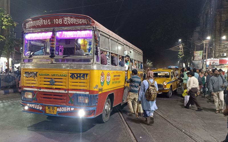 Kalkatské autobusy jsou vìtšinou indické provenience od výrobcù Tata nebo Ashok Leyland. Tyto vozy klasické stavby odvozené od nákladních automobilù jsou oblíbené pro svou lehkou údržbu a bytelný podvozek.