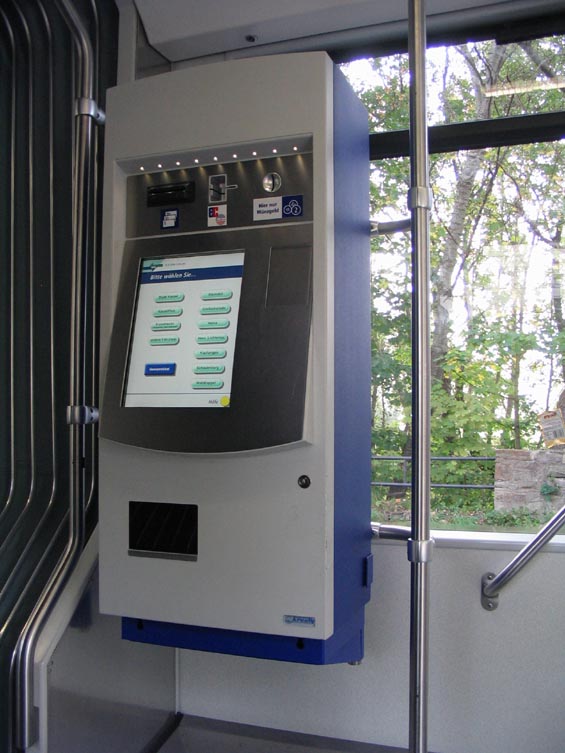 Novìjší jízdenkové automaty v tramvajích pøijímají i bankovky.