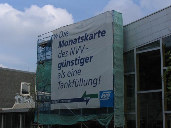 Obøí propagaèní plachta na pøedplatní jízdenky poblíž centrální autobusové zastávky Mauerstrasse.