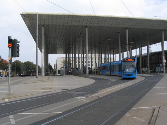 Velkorysé zastøešení terminálu MHD u nádraží Wilhelmshöhe.