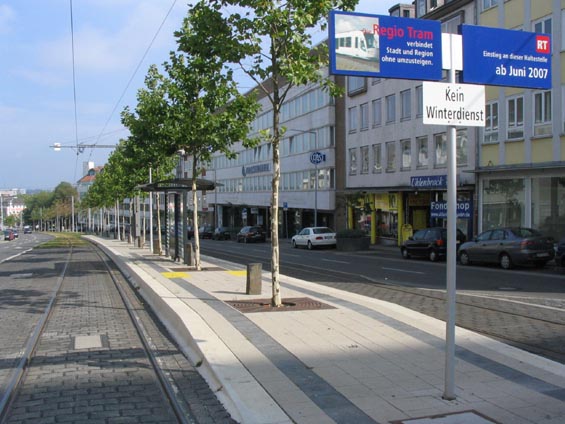 Nová tra� v centru Kasselu zatím používaná jen linkou 7. Již za rok tudy budou jezdit vlakotramvaje.