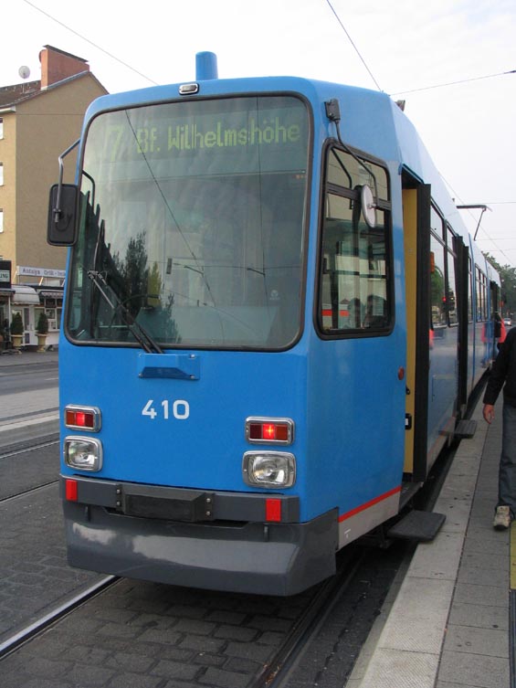 Stará tramvaj s výsuvnými schùdky v klasickém mìstském nátìru.
