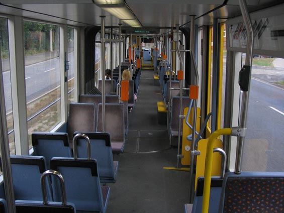 Interiér èásteènì nízkopodlažní tramvaje Siemens opìt s dostatkem míst k sezení.