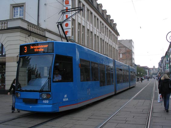 Pìší zóna v centru, kde se sjíždìjí témìø všechny tramvajové linky.