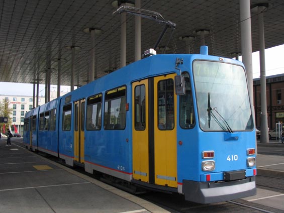 Nejstarší typ kasselských tramvají na nádraží Wilhelmshöhe.