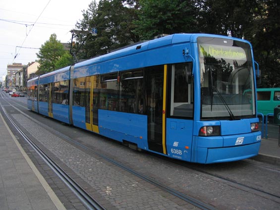 Obousmìrné nejnovìjší tramvaje na lince 4 míøí daleko za mìsto do Hessische Lichtenau.