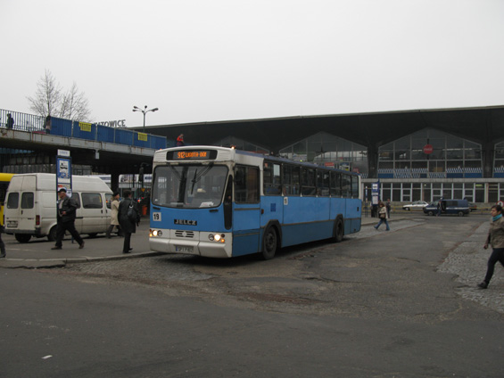 Staøièký Jelcz jednoho z dopravcù zaøazených v systému KZK GOP na autobusovém nádraží v Katowicích, které se nachází pøímo pøed obrovskou odbavovací halou vlakového nádraží. Odtud odjíždìjí mìstské i pøímìstské linky vèetnì maršrutkových mikrobusù. Hlavní vlakové nádraží je momentálnì v pøestavbì, zbyteènì obrovská hala bude zmenšena, zlidštìna a z celého prostoru bude velká nákupní pasáž.