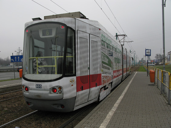 Nízkopodlažní tramvaj Alstom-Konstal 116Nd vyrobená ve zdejším závodì Konstal v Chorzówì. Léta provozu na zdevastovaných tratích a zøejmì i zpùsob výroby se na technickém stavu tìchto 17 vozidel už docela podepsaly. Tyto nízkopodlažní tramvaje jezdí na linkách 6 a 16, pøièemž linka 6 mezi mìsty Katowice, Chorzów a Bytom je zajištìna pouze tìmito tramvajemi.