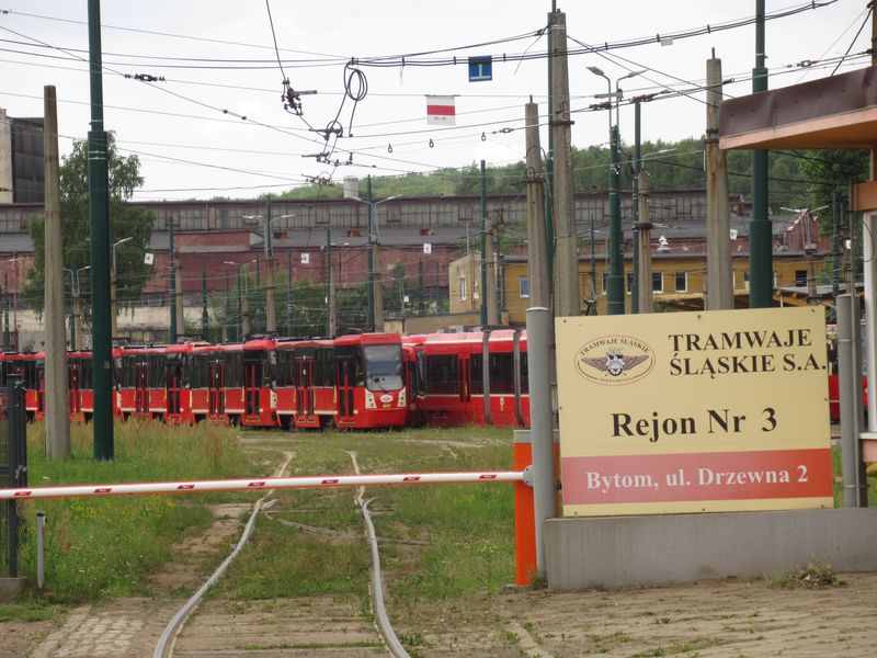 Z centra Bytomi vede ještì dál na severozápad dlouhá tra� do místního sídlištì Stroszek, kde leží velká tramvajová vozovna.