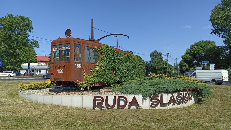 Tramvaj z roku 1959 jezdící pùvodnì v polském Elblagu se stala ozdobou nové kruhové køižovatky poblíž velké pøírodní smyèky Chebzie na kraji Rudy Œlaskie. 3 ze 4 tratí, které se tu potkávají, jsou jednokolejné.