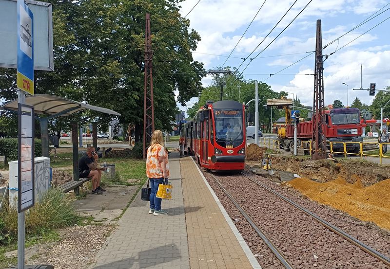 Kvùli zachování provozu vozovny je provádìna rekonstrukce již dávno dosloužilé trati z Bytomi do ètvrti Stroszek za provozu po jedné koleji.