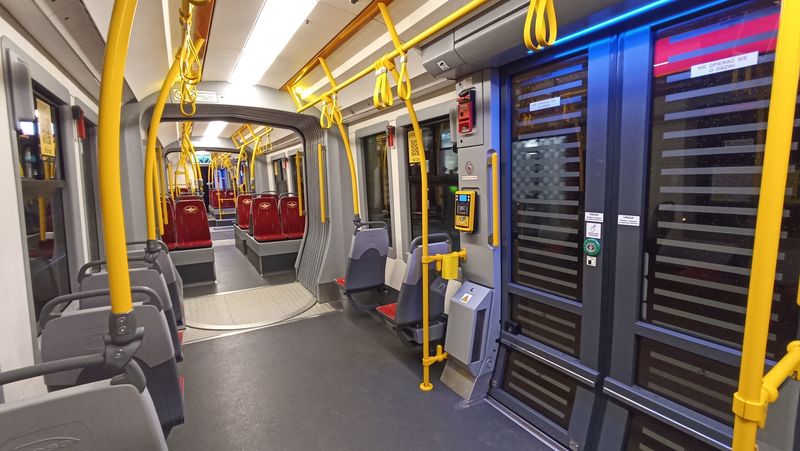 Interiér nových klimatizovaných plnì nízkopodlažních tramvají Pesa, které byly dodány nejdøíve v letech 2013-4 ve 30 kusech a potom v posledních tøech letech ve dvou délkových variantách celkem ve 40 exempláøích.