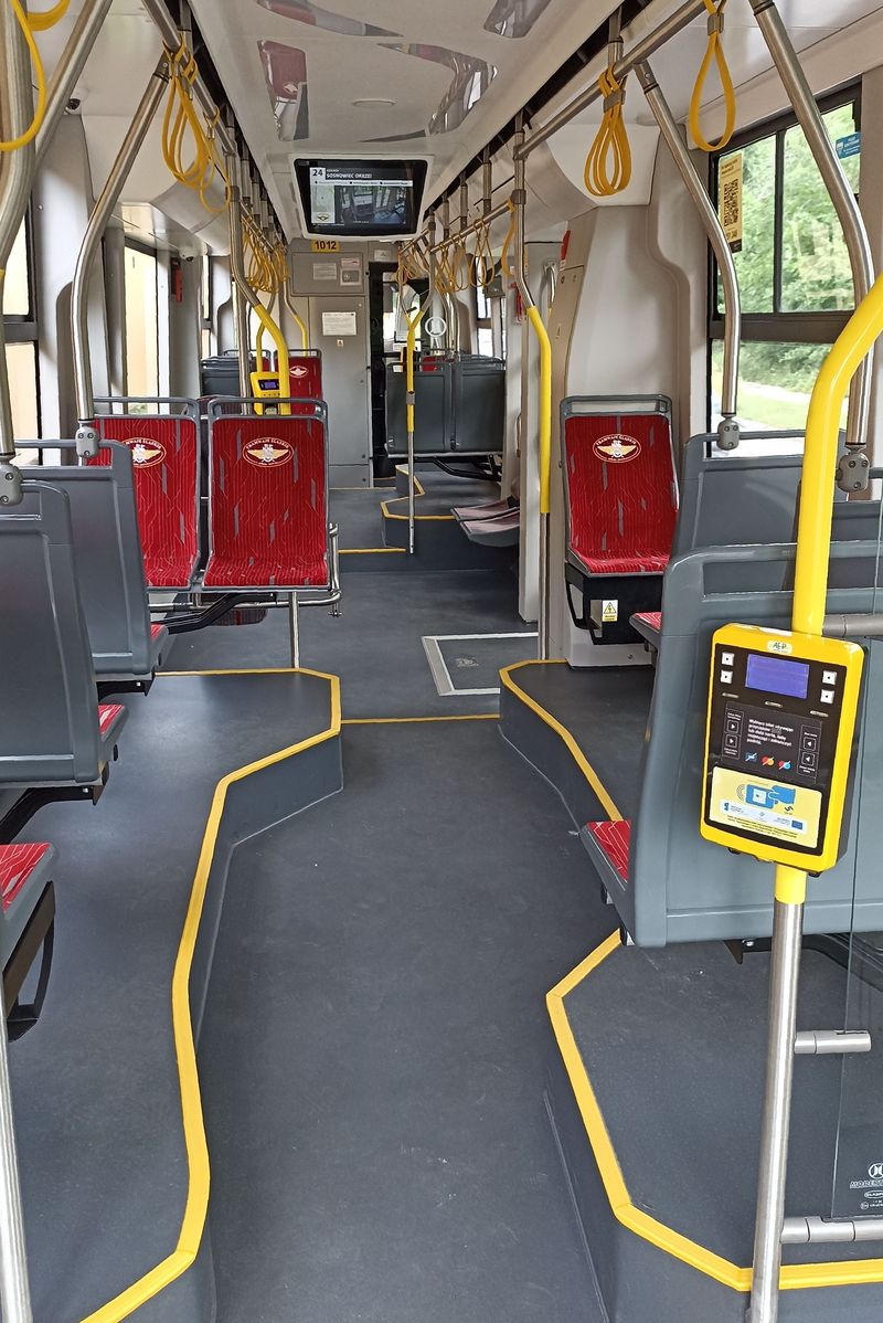 Klikatý prùchod interiérem tramvaje Moderus Modertrans MF10 je èlenitý nejen smìrovì, ale i výškovì. Navzdory klasickým otoèným podvozkùm mají všechny dveøe nízkou podlahu.