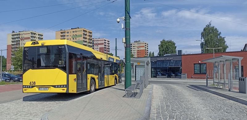 Koneèná tramvajové linky 22 ve mìstì Czeladz se promìnila v moderní pøestupní terminál s autobusovými stanovišti a novou budovou s èekárnou.