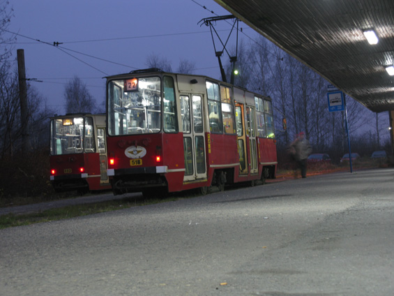 Tramvaje linek 21 a 22 v kapacitním obratišti Huta Katowice. Z velké èásti není využívané a tím pádem je zarostlé divokou zelení. Z nejvìtšího hutního kombinátu v oblasti jezdí celodennì 2 linky, každá v intervalu 20 minut v sólovozech. Linka 21 jede cca hodinu do Sosnowce, linka 22 konèí na sídlišti Czeladz, které odtud leží cca 40 minut jízdy. Je však otázka, jak dlouho sem ještì tramvaje budou moci dojet, už teï se to zdá díky stavu trati skoro nemožné.