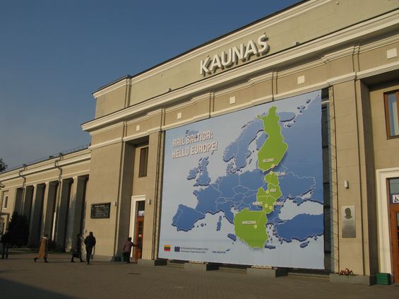 Novì zrekonstruované hlavní nádraží leží východnì od centra, obklopené na severu novìjší zástavbou. Konèí zde vlaky z Vilniusu, které ve špièce jezdí zhruba každou hodinu. Dostat se odtud mùžete také do pøímoøské Klajpedy i do lotyšské Rigy.
