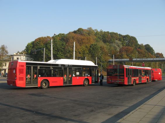 U hlavního nádraží mùžete pøestoupit na trolejbusy do všech hlavních èástí mìsta, koneènou nebo nácestnou zastávku tu mají také autobusové linky. Na nejvìtší novodobou dodávku 55 standardních Solarisù v letech 2004-5 navázalo v roce 2012 celkem 24 dalších standardních Solarisù a v roce 2014 pøišlo 15 standardních autobusù Iveco se španìlskou karoserií Castrosua. Všechny nové vozy jezdí v èerveném nátìru.