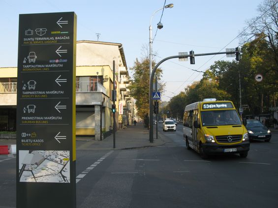 Vedle klasických linek MHD fungují v Kaunasu také taxibusy, neboli 7 mikrobusových linek jezdících po pøedem stanovených trasách. Vlastnì taková regulovaná podoba maršrutek. Na tìchto linkách èíselné øady 51 - 57 jezdí nové žlutobílé mikrobusy s odlišným, mírnì vyšším, tarifem než jiné linky MHD. I tyto mikrobusy jsou uvádìny v dopravní mapì.