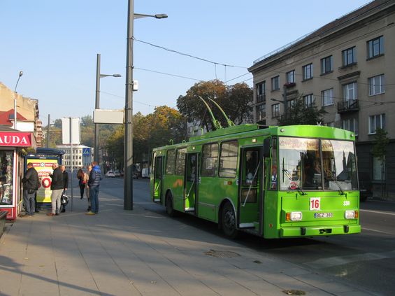 Veøejnou dopravu v Kaunasu organizuje mìstská spoleènost KVT, všechny trolejbusy a mìstské autobusy provozuje dopravce Kauno Autobusai, který nasazuje na 14 trolejbusových a cca 45 autobusových linek zhruba 150 trolejbusù a pøibližnì 220 autobusù. Vozový park trolejbusù sestává z asi stovky standardních vozù Škoda 14Tr pocházejících z 80. a 90. let. Nejnovìjší dodávka tìchto vozidel byla v roce 1998. Nìkolik vozù stejného typu bylo také zakoupeno jako ojeté z Plznì a z estonského Tallinu. Tento vùz prošel nedávno generální opravou.