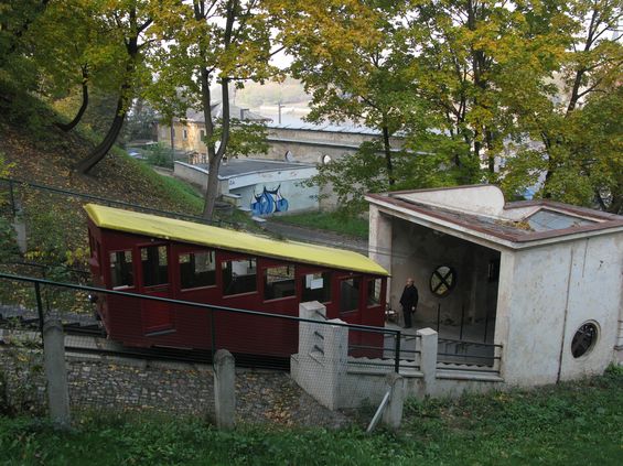 Dolní stanice druhé mìstské lanovky jižnì od centra, která také pochází z 30. let 20. století. Tato slouží spíše jako turistická atrakce, vyvážející lidi na místní vyhlídku.
