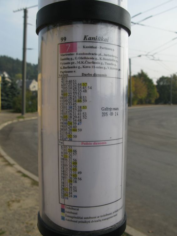 I v Kaunasu jsou zastávkové jízdní øády v tìchto otoèných válcích. V tomto jízdním øádu trolejbusové linky jsou dokonce vyznaèeny spoje, které jsou zajiš�ovány pomocí autobusù.