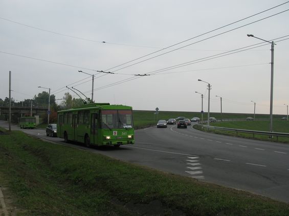 Ke kaunaské pøehradì jezdí i trolejbusy, ale pouze v letní sezonì. Poblíž pøehradní hráze je ukonèena linka 5.