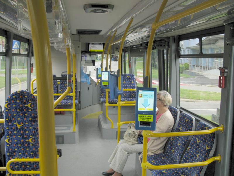 Nízkopodlažní interiér elektrobusu SOR EBN11 s nejmodernìjší informaèní a odbavovací technikou. Standardnì jsou do nových vozù dodávány také látkové sedaèky s košickým vzorem. Samozøejmostí i v Košicích je klimatizace.