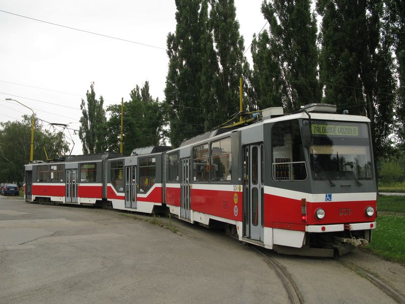 Na nejdùležitìjších obratištích jsou stále používány záložní tramvaje. Zde v obratišti Važecká na konci sídlištì Nad Jazerom. Tøíèlánková „Káteèka“ dosud jezdí v poètu 19 kusù, od poslední návštìvy v roce 2007 pøibyly k 6 tramvajím s nízkopodlažním èlánkem další 2 takové modernizace.