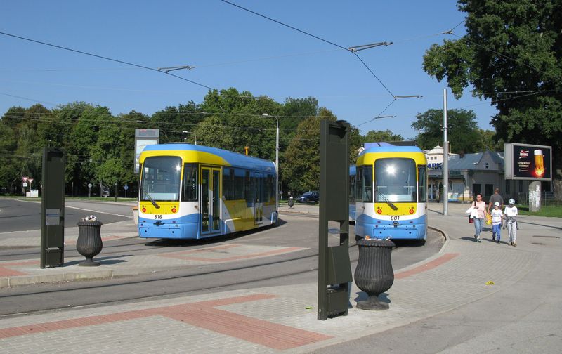 Stanièné námestie je koneènou pro 3 mìstské tramvajové linky a jednou železárenskou (R1). Ještì je potøeba zmínit zvláštní tramvajovou linku 5, která jezdí jen v nedìli odpoledne po pøíjezdu dálkových vlakù na hlavní nádraží. Od roku 2014 jsou dodávány tyto èásteènì nízkopodlažní dvouèlánkové tramvaje Vario LF2 Plus od Pragoimexu, které v Košicích jezdí už v poètu 33 kusù a ještì další stejného typu by mìly pøibýt.