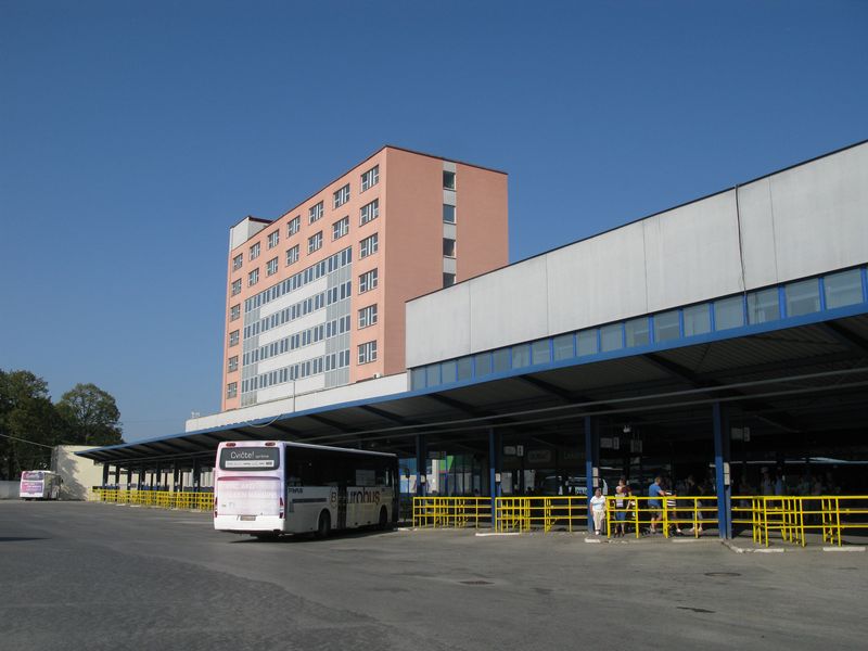 Autobusové nádraží leží hned vedle nádraží vlakového a dominují zde autobusy dopravce Eurobus. Dopravce obnovuje svùj vozový park výrobky Iveco, které navazují na stabilní dodávky Karos a Iribsusù. Bohužel integrovaný dopravní systém je tu zatím v plenkách a jediným dosud viditelným úspìchem je vybudování pøestupního dopravního terminálu v Moldavì nad Bodvou, odkud jezdí pøímé motorové vlaky do Košic, zatím však v poètu pouhých 7 párù vlakù dennì.