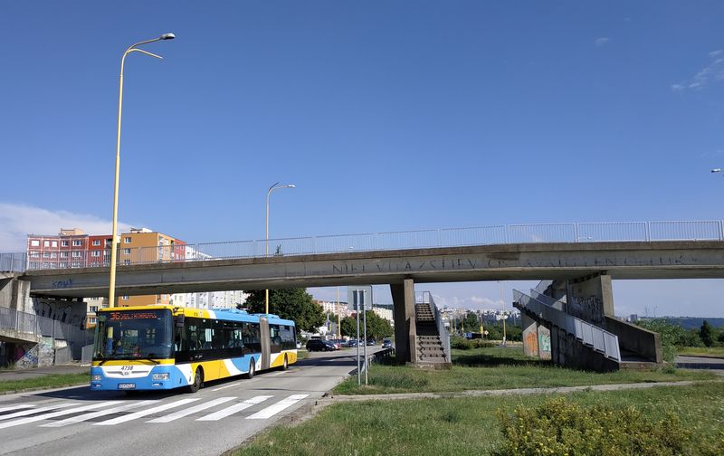 Do sídlištì �ahanovce na severovýchodním okraji Košic jezdí množství páteøních autobusových linek s krátkým intervalem. Kloubový SOR zde projíždí kolem nadchodu, který poèítal už pøi budování sídlištì s tramvajovou tratí.