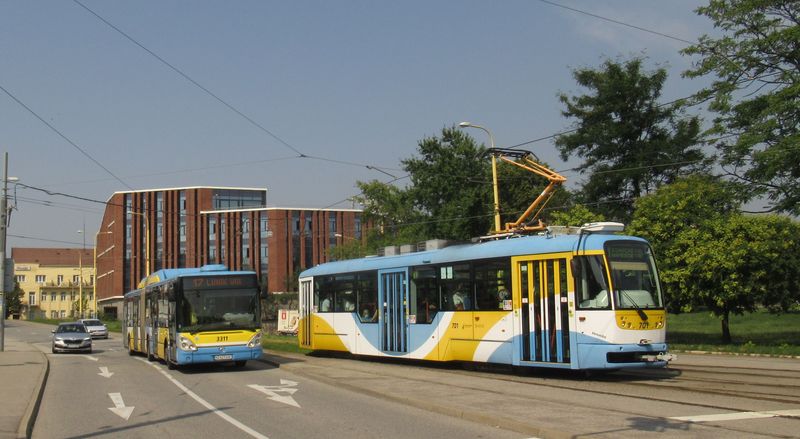 Plynový kloubový Citelis z roku 2010 ve spoleènosti jediného exempláøe tramvaje Vario LF z roku 2011 na cestì k železnièní stanici. Z pùvodních 29 Citelisù již byla èást vyøazena.