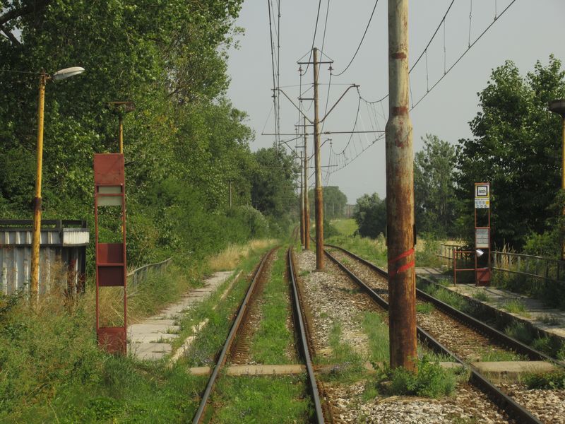 Modernizaci by potøebovala také mezimìstská tra� k východoslovenským železárnám, po které se kdysi prohánìly tramvajové trojice. Nyní tu zùstal ruch jen bìhem støídání smìn. Mezi nimi tu jezdí dvì linky v souhrnném intervalu 30 minut.