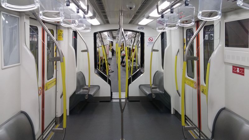 Bílý interiér nových èínských jednotek pro dvojlinku 3 a 4 (Ampang + Sri Petaling Line). Tìchto šestivozových jednotek bylo od roku 2015 dodáno celkem 50. Interiér je klimatizovaný (èasto až pøíliš), sedaèky jsou v nerez provedení. V porovnání s automatickými linkami lehkého i tìžkého metra je tento dopravní prostøedek pomìrnì pomalý, zejména v jeho pùvodním úseku z let 1996 a 1998.