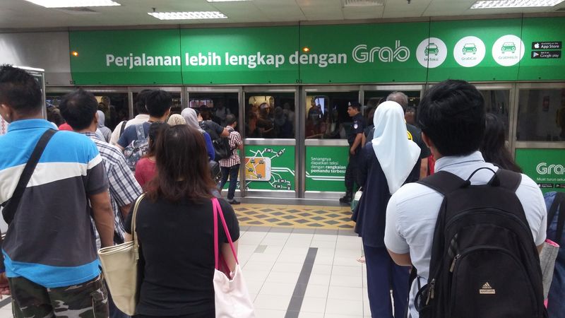 V Kuala Lumpur mnoho pozemních stanic nenajdete – vìtšina úsekù je povrchových nebo nadzemních. Ve všech podzemních stanicích jsou dveøní stìny umožòující automatickým vlakùm nerušený a pomìrnì svižný provoz. Intervaly nebývají ani ve špièkách pøíliš krátké a proto se na metro èekají pomìrnì dlouhé, ale velmi ukáznìné fronty.